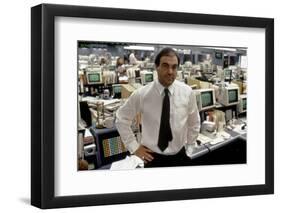 Le realisateur Oliver Stone sur le tournage du film Wall street en, 1987 (photo)-null-Framed Photo