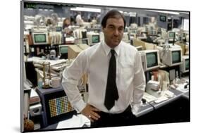 Le realisateur Oliver Stone sur le tournage du film Wall street en, 1987 (photo)-null-Mounted Photo