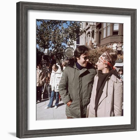 Le realisateur Peter Bogdanovich and Barbra Streisand sur le tournage du film On s'fait la valise D-null-Framed Photo