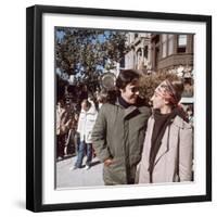 Le realisateur Peter Bogdanovich and Barbra Streisand sur le tournage du film On s'fait la valise D-null-Framed Photo