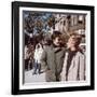 Le realisateur Peter Bogdanovich and Barbra Streisand sur le tournage du film On s'fait la valise D-null-Framed Photo