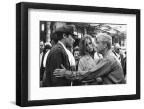 Le realisateur Rene Clement, Alain Delon and Jane Fonda sur le tournage du film Les Felins en, 1963-null-Framed Photo