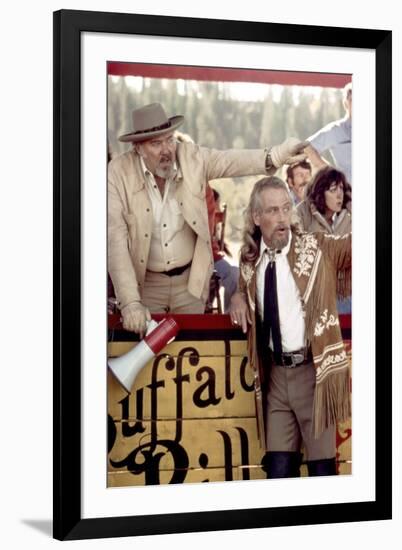 Le realisateur Robert Altman and Paul Newman sur le tournage du film Buffalo Bill and les Indiens B-null-Framed Photo