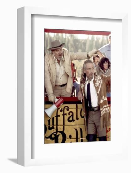 Le realisateur Robert Altman and Paul Newman sur le tournage du film Buffalo Bill and les Indiens B-null-Framed Photo