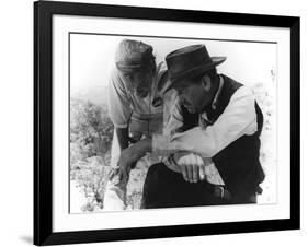 Le realisateur Sam Peckinpah and William Holden sur le tournage du film La Horde Sauvage THE WILD B-null-Framed Photo