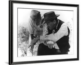 Le realisateur Sam Peckinpah and William Holden sur le tournage du film La Horde Sauvage THE WILD B-null-Framed Photo