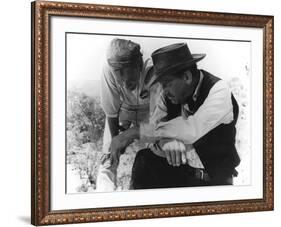 Le realisateur Sam Peckinpah and William Holden sur le tournage du film La Horde Sauvage THE WILD B-null-Framed Photo