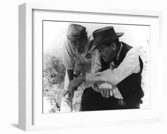 Le realisateur Sam Peckinpah and William Holden sur le tournage du film La Horde Sauvage THE WILD B-null-Framed Photo