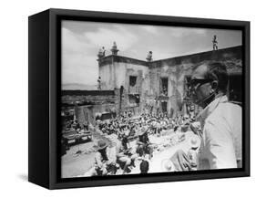 Le realisateur Sam Peckinpah sur le tournage du film La Horde Sauvage THE WILD BUNCH, 1969 (b/w pho-null-Framed Stretched Canvas