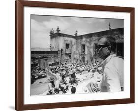 Le realisateur Sam Peckinpah sur le tournage du film La Horde Sauvage THE WILD BUNCH, 1969 (b/w pho-null-Framed Photo