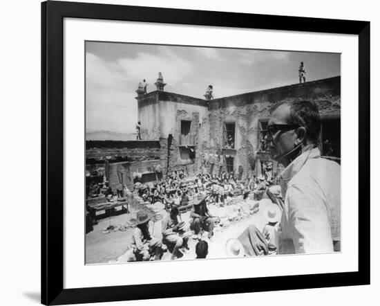 Le realisateur Sam Peckinpah sur le tournage du film La Horde Sauvage THE WILD BUNCH, 1969 (b/w pho-null-Framed Photo