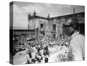 Le realisateur Sam Peckinpah sur le tournage du film La Horde Sauvage THE WILD BUNCH, 1969 (b/w pho-null-Stretched Canvas