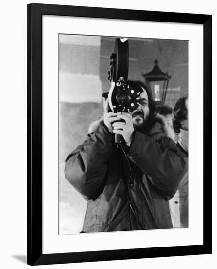 Le realisateur Stanley Kubrick sur le tournage du film Shining, 1980 (d'apres StephenKing) (b/w pho-null-Framed Photo