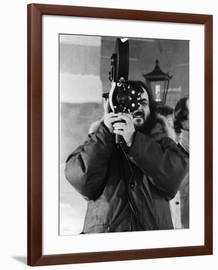 Le realisateur Stanley Kubrick sur le tournage du film Shining, 1980 (d'apres StephenKing) (b/w pho-null-Framed Photo