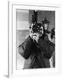 Le realisateur Stanley Kubrick sur le tournage du film Shining, 1980 (d'apres StephenKing) (b/w pho-null-Framed Photo