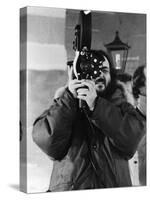 Le realisateur Stanley Kubrick sur le tournage du film Shining, 1980 (d'apres StephenKing) (b/w pho-null-Stretched Canvas
