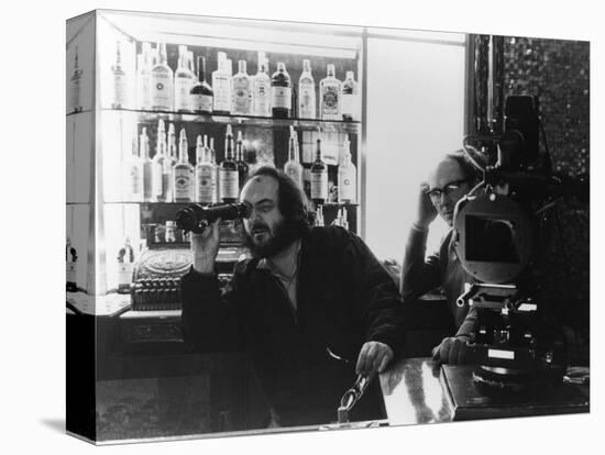 Le realisateur Stanley Kubrick sur le tournage du film Shining, 1980 (d'apres StephenKing) (b/w pho-null-Stretched Canvas