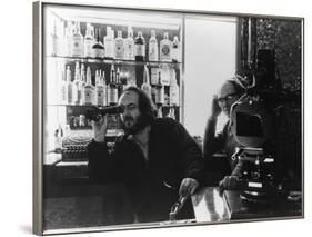 Le realisateur Stanley Kubrick sur le tournage du film Shining, 1980 (d'apres StephenKing) (b/w pho-null-Framed Photo