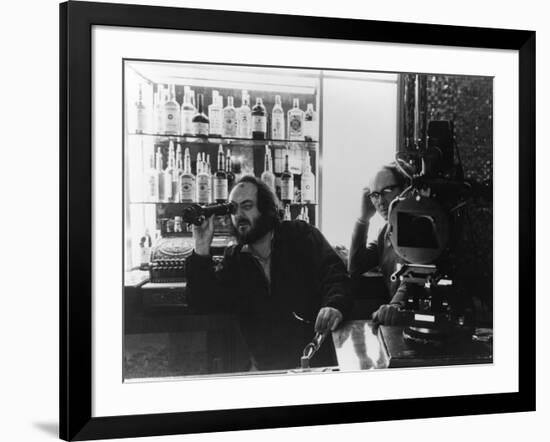 Le realisateur Stanley Kubrick sur le tournage du film Shining, 1980 (d'apres StephenKing) (b/w pho-null-Framed Photo