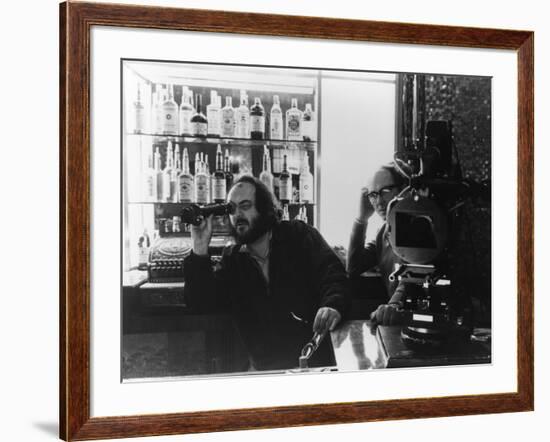 Le realisateur Stanley Kubrick sur le tournage du film Shining, 1980 (d'apres StephenKing) (b/w pho-null-Framed Photo