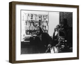 Le realisateur Stanley Kubrick sur le tournage du film Shining, 1980 (d'apres StephenKing) (b/w pho-null-Framed Photo