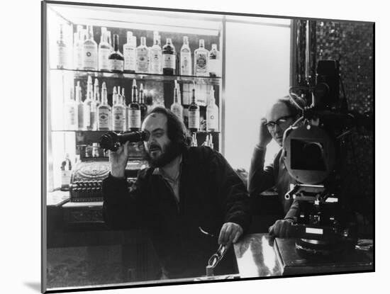 Le realisateur Stanley Kubrick sur le tournage du film Shining, 1980 (d'apres StephenKing) (b/w pho-null-Mounted Photo