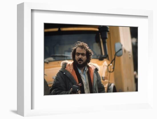 Le realisateur Stanley Kubrick sur le tournage du film Shining, 1980 (d'apres StephenKing) (photo)-null-Framed Photo