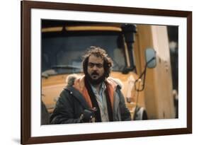 Le realisateur Stanley Kubrick sur le tournage du film Shining, 1980 (d'apres StephenKing) (photo)-null-Framed Photo