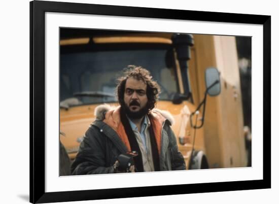 Le realisateur Stanley Kubrick sur le tournage du film Shining, 1980 (d'apres StephenKing) (photo)-null-Framed Photo