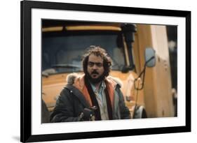 Le realisateur Stanley Kubrick sur le tournage du film Shining, 1980 (d'apres StephenKing) (photo)-null-Framed Photo