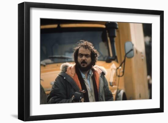 Le realisateur Stanley Kubrick sur le tournage du film Shining, 1980 (d'apres StephenKing) (photo)-null-Framed Photo