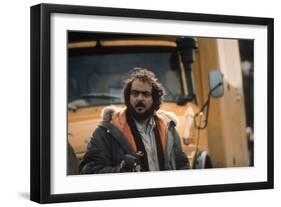 Le realisateur Stanley Kubrick sur le tournage du film Shining, 1980 (d'apres StephenKing) (photo)-null-Framed Photo