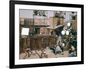 Le realisateur Stanley Kubrick, Woody Strode and Kirk Douglas sur le tournage du film Spartacus by -null-Framed Photo