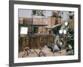 Le realisateur Stanley Kubrick, Woody Strode and Kirk Douglas sur le tournage du film Spartacus by -null-Framed Photo