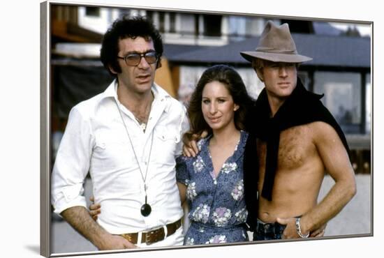 Le realisateur Sydney Pollack, Barbra Streisand and Robert Redford sur le tournage du film Nos plus-null-Framed Photo