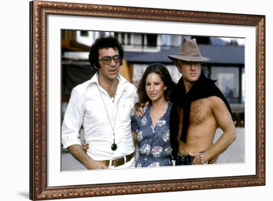 Le realisateur Sydney Pollack, Barbra Streisand and Robert Redford sur le tournage du film Nos plus-null-Framed Photo