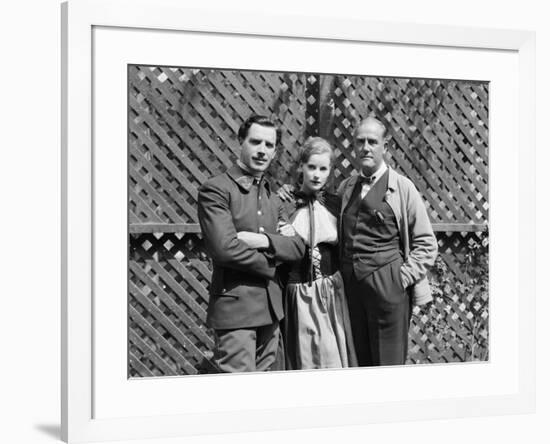 Le realisateur Victor Sjostrom, Greta Garbo and Lars Hanson sur le tournage du film The Divine Woma-null-Framed Photo