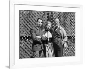 Le realisateur Victor Sjostrom, Greta Garbo and Lars Hanson sur le tournage du film The Divine Woma-null-Framed Photo