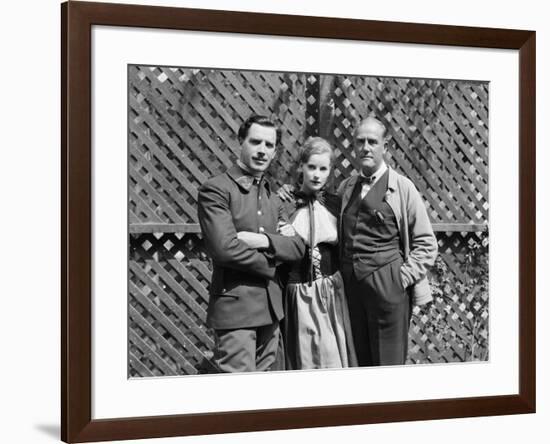 Le realisateur Victor Sjostrom, Greta Garbo and Lars Hanson sur le tournage du film The Divine Woma-null-Framed Photo