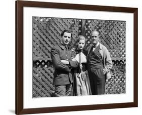 Le realisateur Victor Sjostrom, Greta Garbo and Lars Hanson sur le tournage du film The Divine Woma-null-Framed Photo