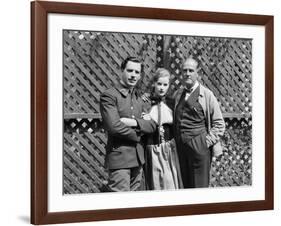 Le realisateur Victor Sjostrom, Greta Garbo and Lars Hanson sur le tournage du film The Divine Woma-null-Framed Photo