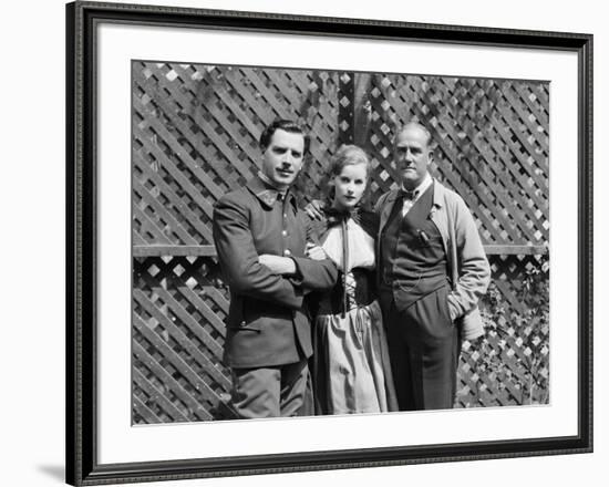 Le realisateur Victor Sjostrom, Greta Garbo and Lars Hanson sur le tournage du film The Divine Woma-null-Framed Photo