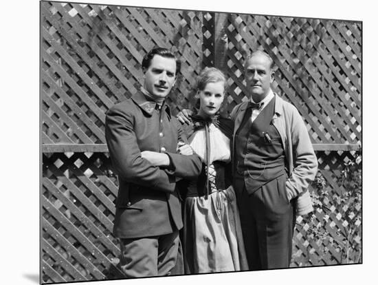 Le realisateur Victor Sjostrom, Greta Garbo and Lars Hanson sur le tournage du film The Divine Woma-null-Mounted Photo