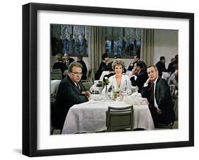 Le Rideau Dechire TORN CURTAIN by Alfred Hitchcock with Julie Andrews and Paul Newman, 1966 (photo)-null-Framed Photo
