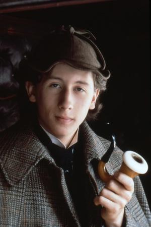 https://imgc.allpostersimages.com/img/posters/le-secret-by-la-pyramide-young-sherlock-holmes-by-barrylevinson-with-nicholas-rowe-1985-photo_u-L-Q1C23JA0.jpg?artPerspective=n