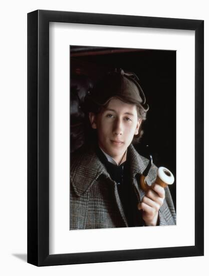 Le Secret by la Pyramide YOUNG SHERLOCK HOLMES by BarryLevinson with Nicholas Rowe, 1985 (photo)-null-Framed Photo