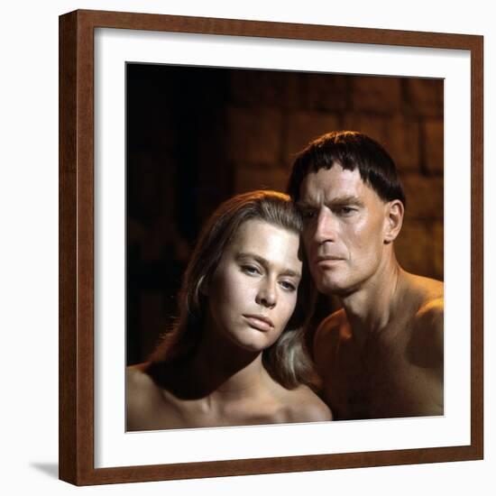 Le Seigneur by la Guerre THE WAR LORD by FranklinSchaffner with Rosemary Forsyth and Charlton Hesto-null-Framed Photo