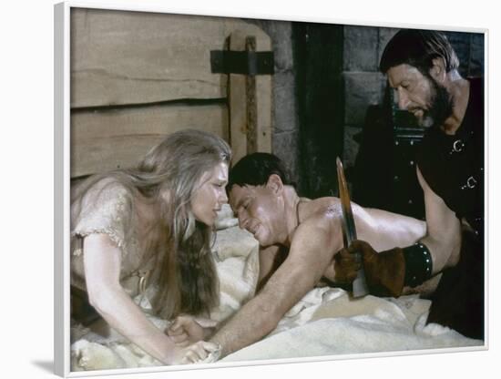 Le Seigneur by la Guerre THE WAR LORD by FranklinSchaffner with Rosemary Forsyth, Charlton Heston a-null-Framed Photo