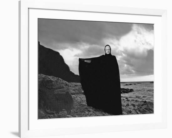 Le Septieme Sceau THE SEVENTH SEAL by Ingmar Bergman with Ekerot, 1957, death (b/w photo)-null-Framed Photo