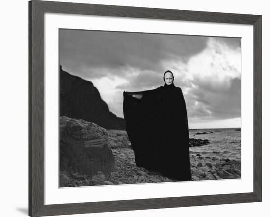 Le Septieme Sceau THE SEVENTH SEAL by Ingmar Bergman with Ekerot, 1957, death (b/w photo)-null-Framed Photo